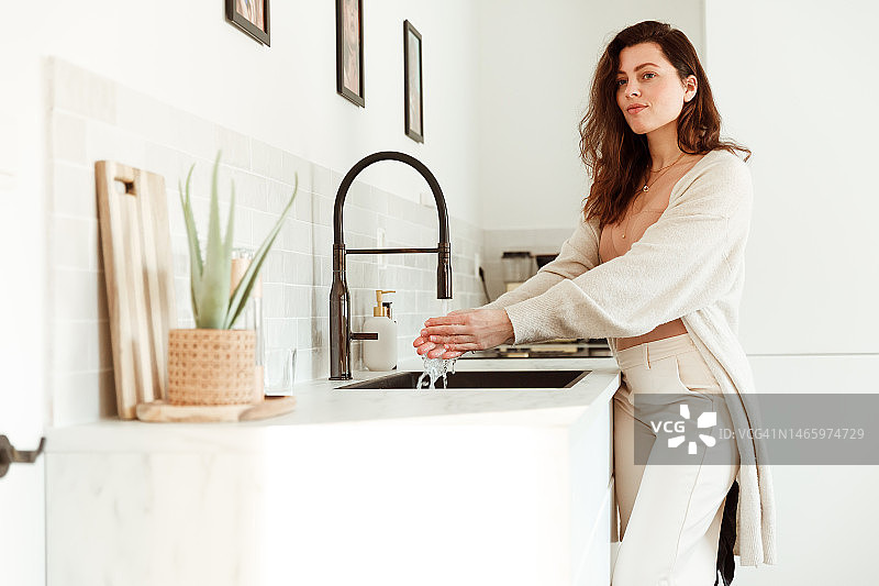 在厨房洗手的女人图片素材