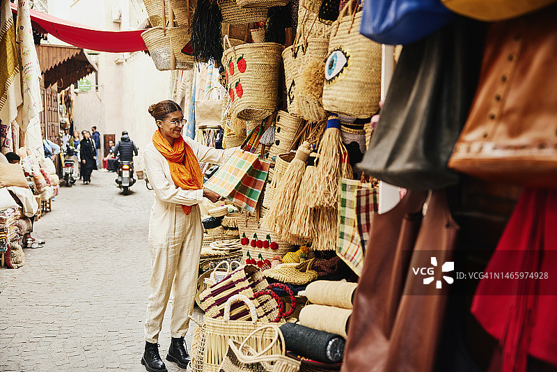 女人在马拉喀什的露天市场购物度假图片素材