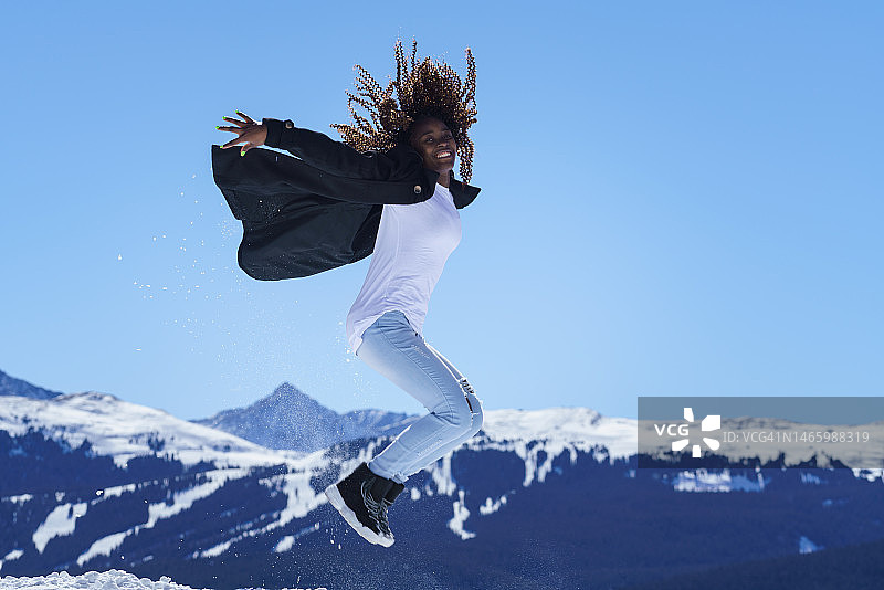 山区户外生活方式的女人图片素材
