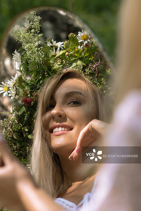 在俄罗斯克麦罗沃州植物旁微笑的年轻女子肖像图片素材