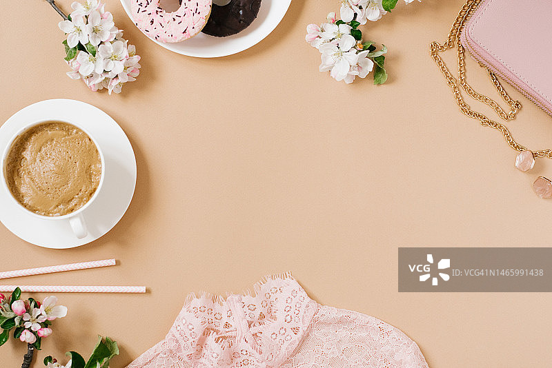 卡布奇诺杯、甜甜圈和花朵图片素材