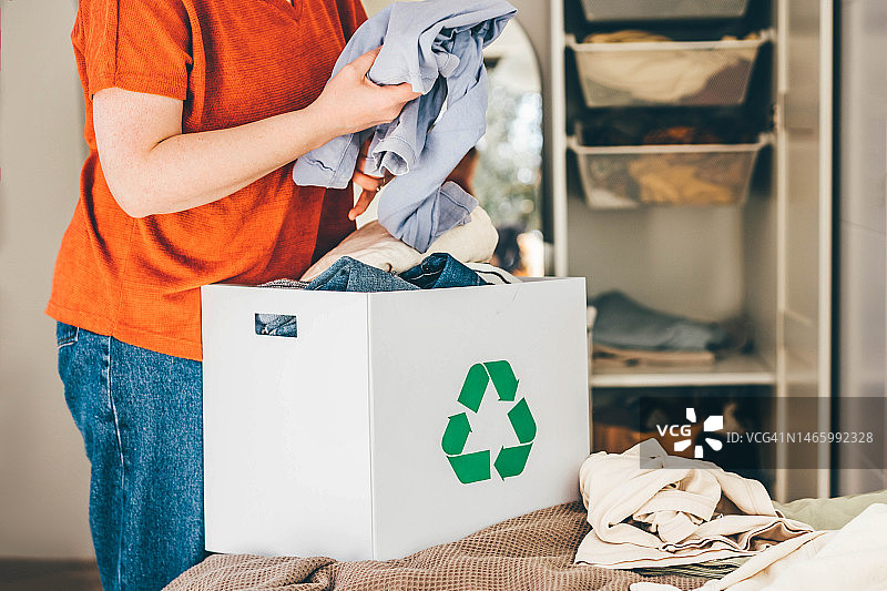 回收旧衣服概念：装满旧衣服的回收箱图片素材