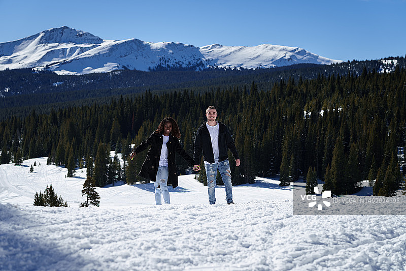 山区漫步的年轻夫妇图片素材