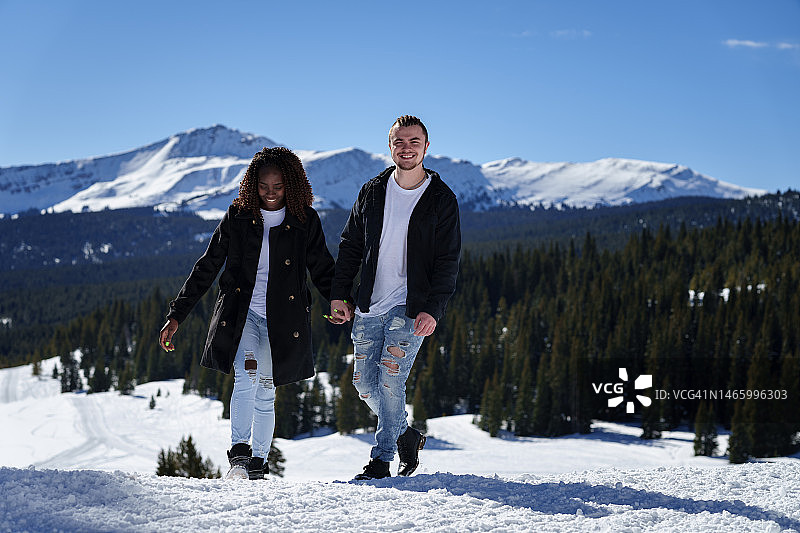 山区漫步的年轻夫妇图片素材