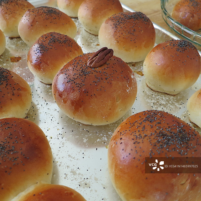 桌子上面包的高角度视图图片素材