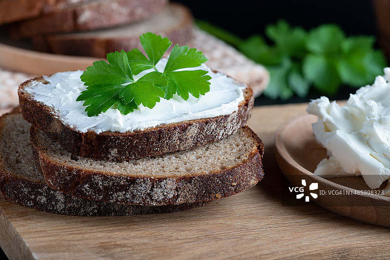 自制面包：搭配凝乳干酪和里科塔奶酪，置于木制砧板上（俄罗斯斯塔夫罗波尔边疆区）图片素材