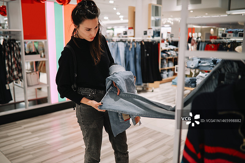 试穿新牛仔裤图片素材