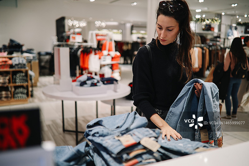 试穿新牛仔裤图片素材