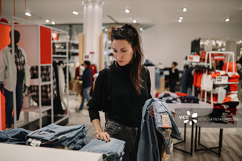 试穿新牛仔裤图片素材