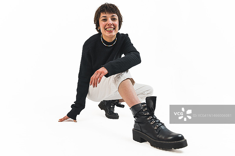 快乐的女模特在地上保持平衡，年轻的成年女性图片素材