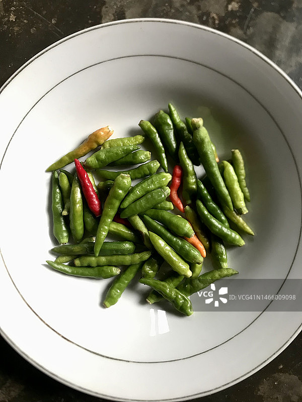 盘中绿辣椒特写，印度尼西亚南苏拉威西图片素材