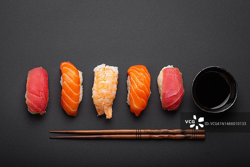 日式传统寿司（俯视），配酱油和筷子图片素材