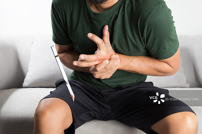 在泰国，刀具意外割伤左手手指图片素材