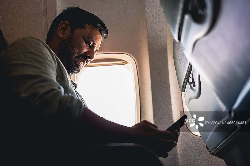 游客在飞机窗口拍照图片素材
