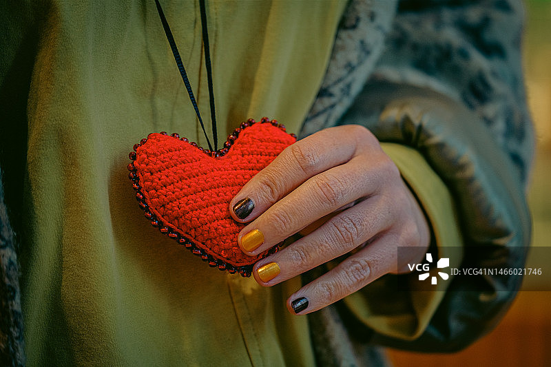 女子手持心形物体的身体中部照片，以色列图片素材