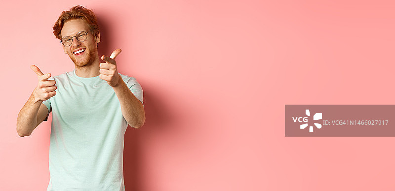 快乐的红发络腮胡年轻人，戴眼镜，眨眼图片素材