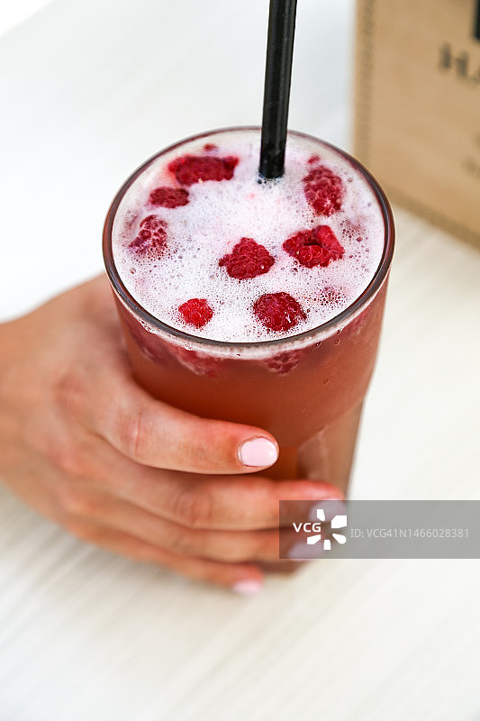 手持饮品的局部照片，匈牙利图片素材