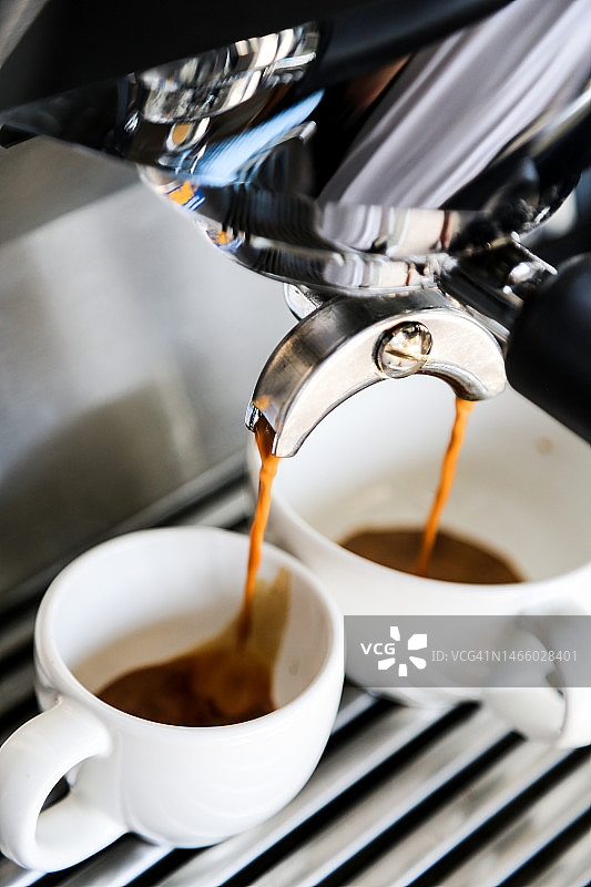 咖啡倒入杯中的特写，匈牙利图片素材