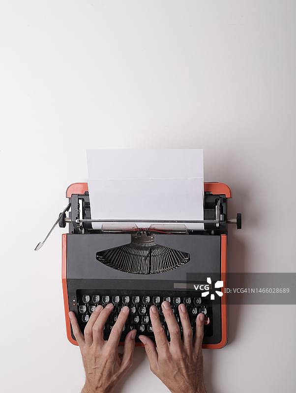 女子在白色背景前使用打字机的手部特写，印度尼西亚图片素材