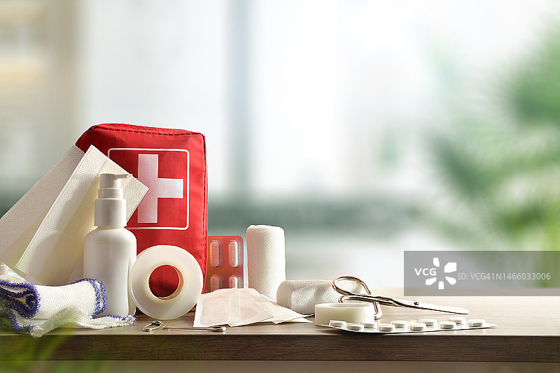木桌上的家庭应急包，西班牙温暖的房间背景图片素材