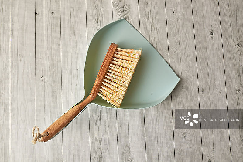 用扫帚和簸箕清扫灰尘，家务概念图片素材