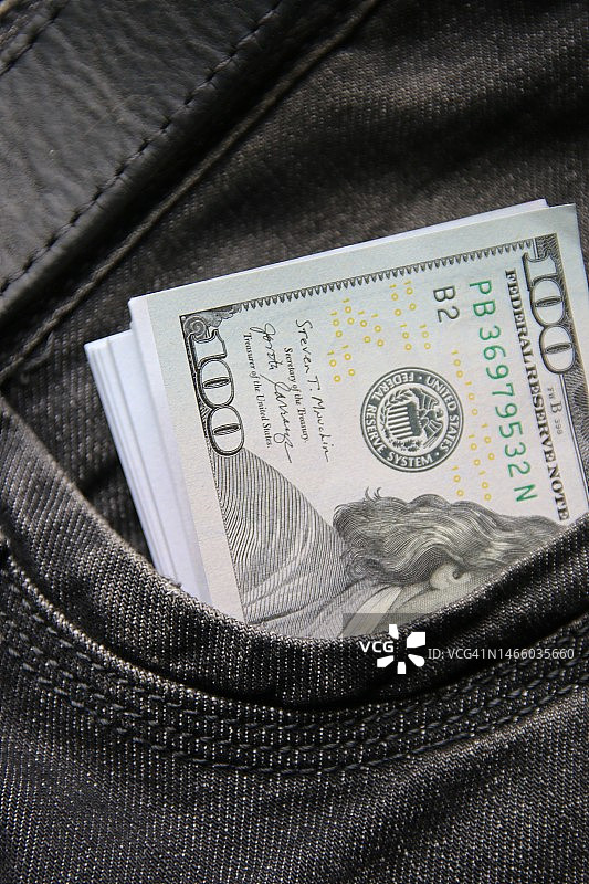 牛仔裤口袋里的美元纸币图片素材
