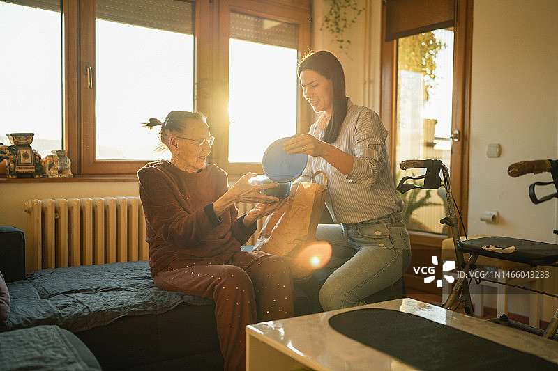 女人给奶奶送午餐图片素材