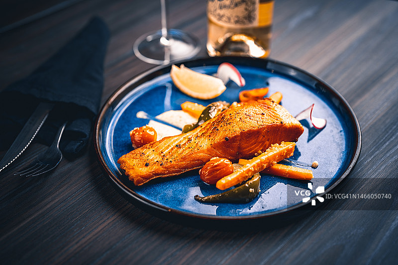 蓝盘中的三文鱼牛排图片素材