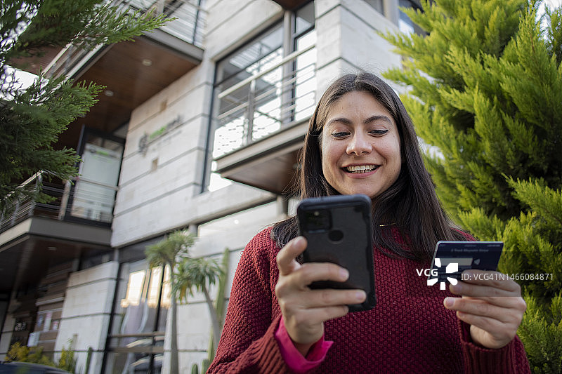 女人用手机购物图片素材