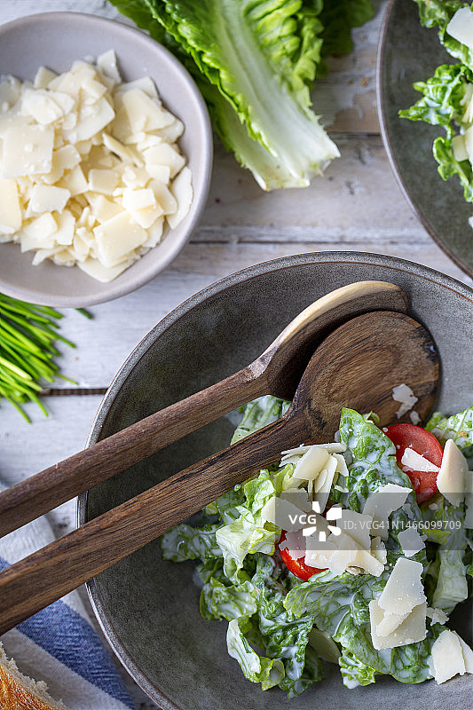 西红柿面包帕尔马干酪蔬菜沙拉图片素材