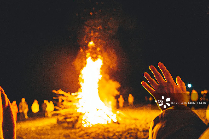 夜晚的篝火，火焰和火花，仪式舞蹈图片素材