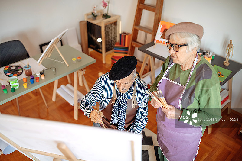 老夫妇绘画享受退休生活图片素材