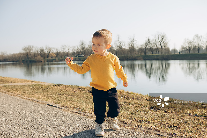 快乐的孩子在河边散步图片素材