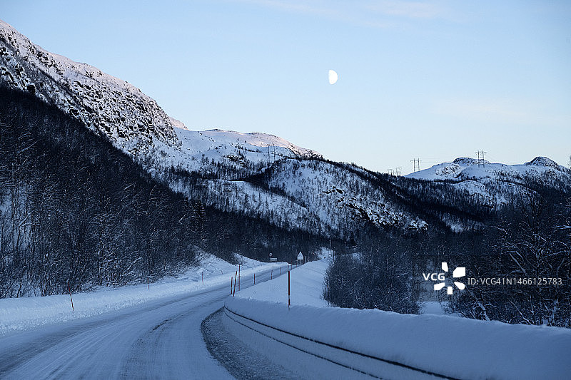 阿尔塔附近的半月和山路图片素材