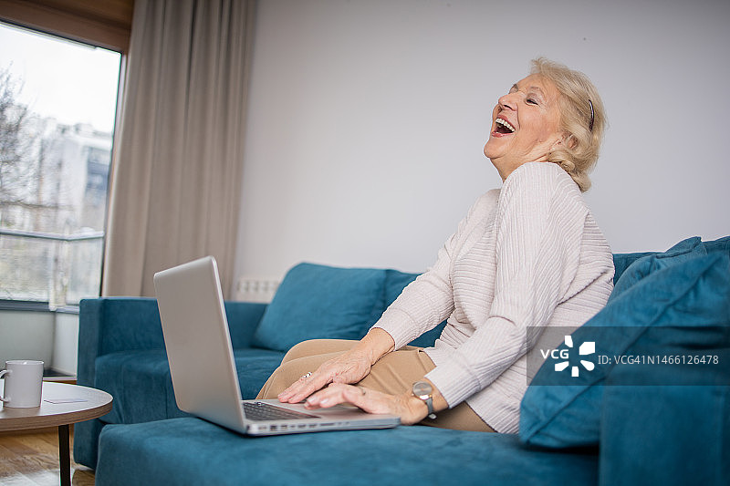 在家工作的女性图片素材