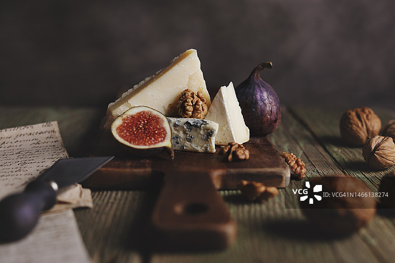 奶酪、无花果和核桃静物图片素材