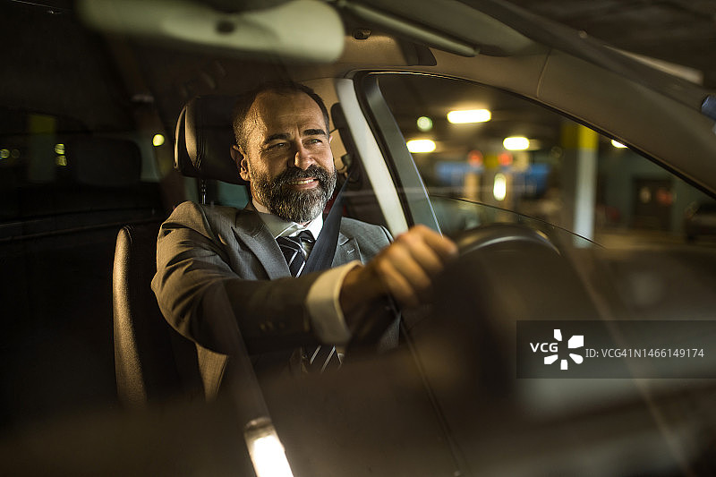 在公共停车场开车的中年男人图片素材