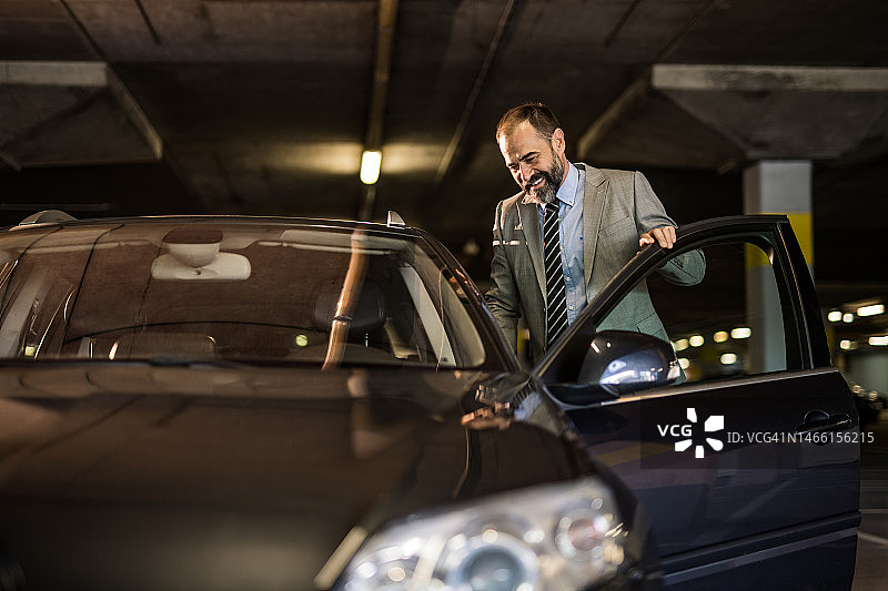 中年商人喜爱他的新车图片素材