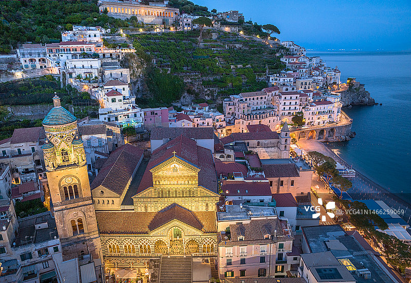 意大利坎帕尼亚萨莱诺阿马尔菲海岸夜景图片素材
