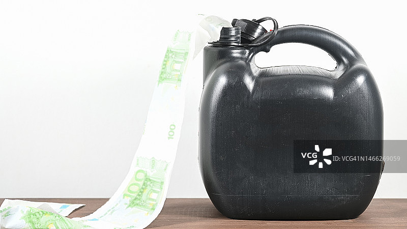 高油价概念：厕纸卷成百元钞票形状，进入汽油罐图片素材