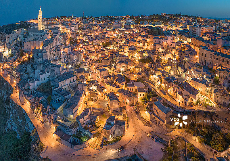 夜晚的马泰拉石窟，巴西利卡塔，意大利图片素材
