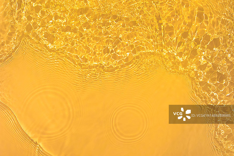 阳光下浅粉色透明水面波纹图片素材