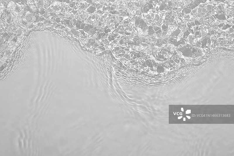 阳光下具有波纹、飞溅和波浪的低饱和度透明清水表面纹理图片素材