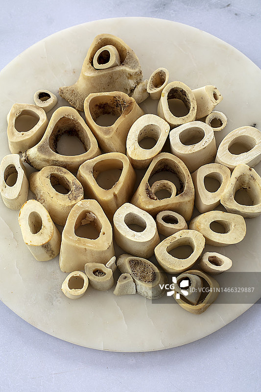 牛胫骨烹饪后的牛骨图片素材