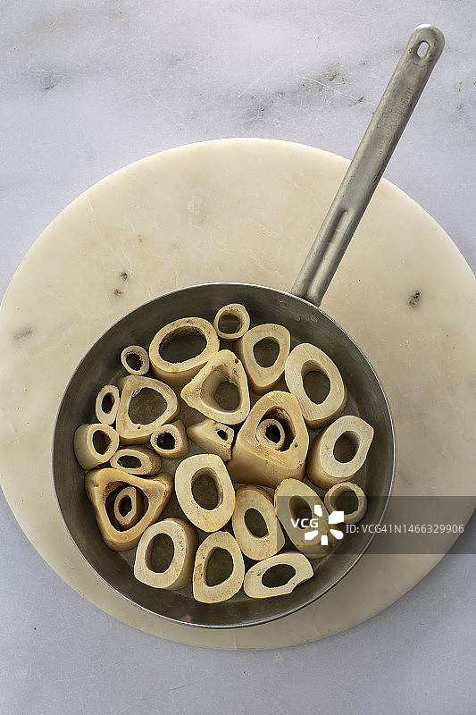 牛胫骨烹饪后的牛骨图片素材