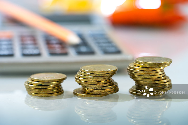 硬币和计算器，会计图片素材