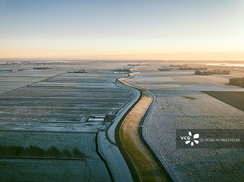 冬季日落时从上方看到的须德海堤坝图片素材