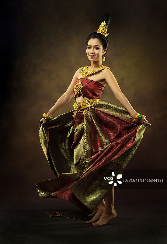 身穿泰国文化服装的年轻女人图片素材