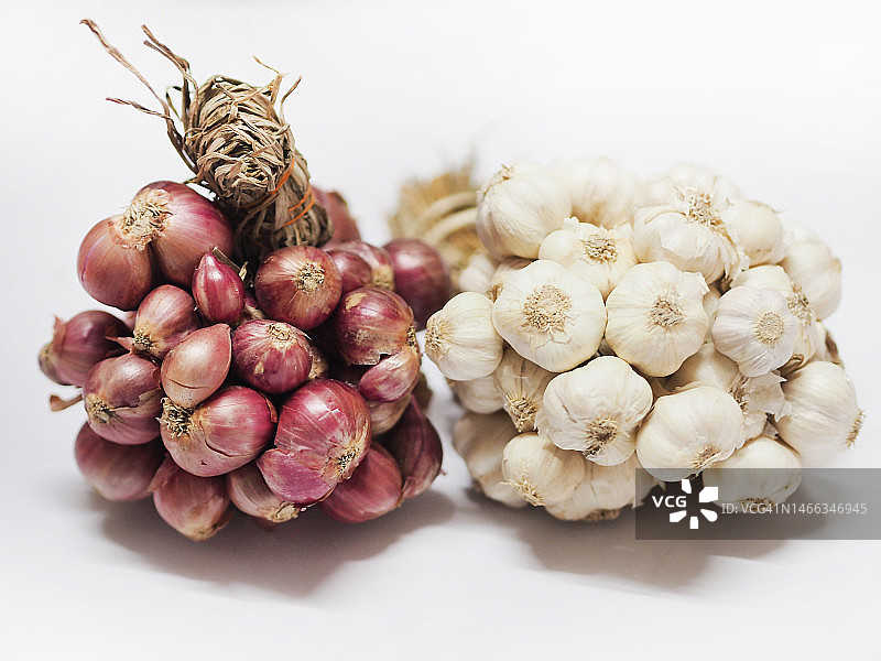 白色背景上的红葱头和大蒜图片素材