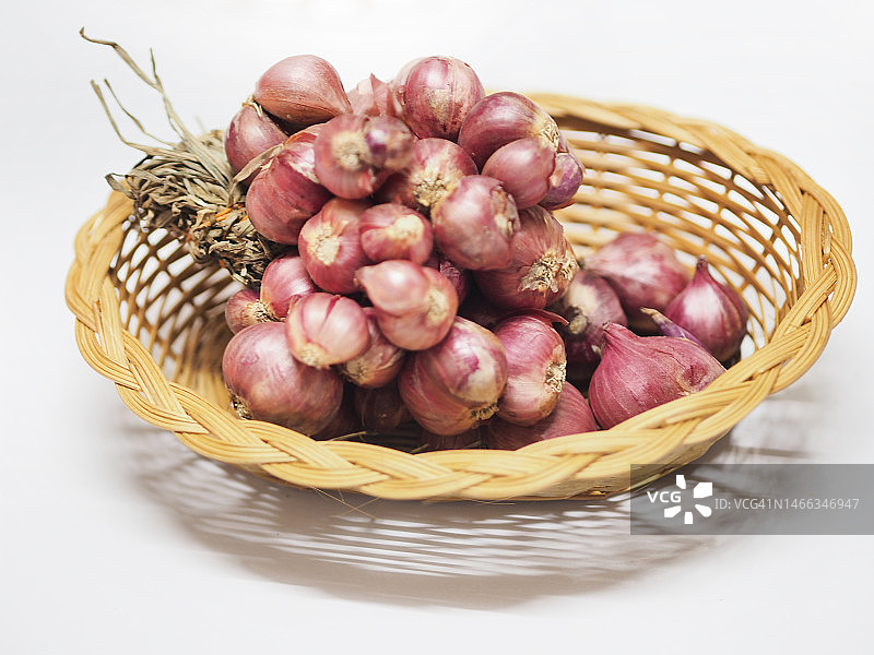 编织篮里的葱头图片素材